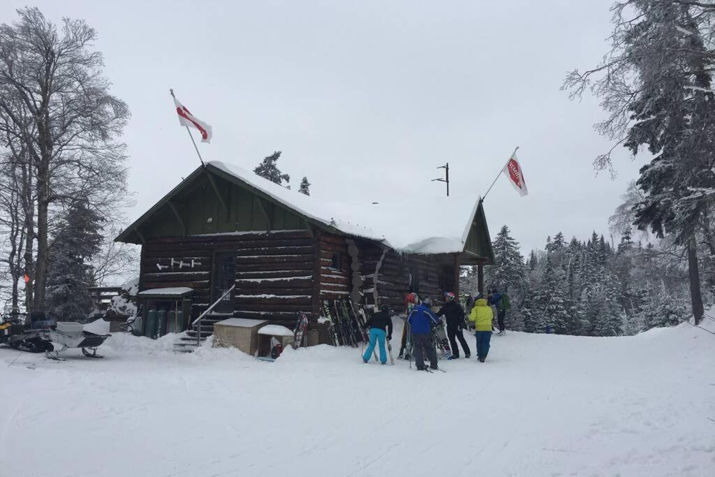 شقة The Mountainside By Escapades Tremblant مونت تريمبلانت المظهر الخارجي الصورة